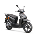 Matgrijze elektrische scooter met spiegels, driekwart vooraanzicht, geïsoleerd op witte achtergrond.