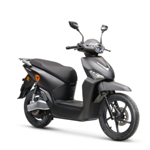 Matgrijze elektrische scooter met spiegels, driekwart vooraanzicht, geïsoleerd op witte achtergrond.