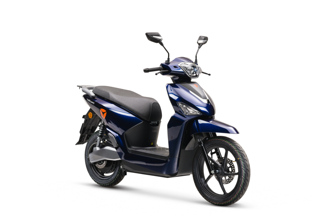 Blauwe moderne scooter met sportief design, driekwart vooraanzicht op witte achtergrond.