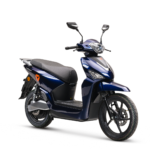 Blauwe moderne scooter met sportief design, driekwart vooraanzicht op witte achtergrond.