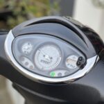 Close-up van het scooterdashboard met snelheidsmeter en kilometerteller op 36.259 km