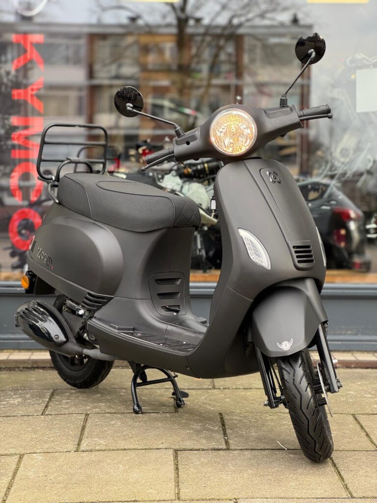 Matte zwarte scooter op de standaard voor een showroomraam, close-up van de voorkant.