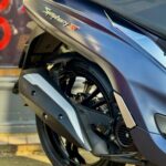 Close-up van het achterwiel, uitlaat en zadel van een blauwe scooter, Symphony ST.