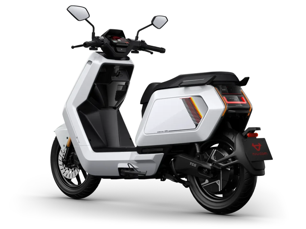 Witte elektrische scooter met modern ontwerp, achteraanzicht met LED-lichten en zwarte accenten.