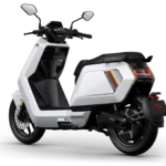 Witte elektrische scooter met modern ontwerp, achteraanzicht met LED-lichten en zwarte accenten.