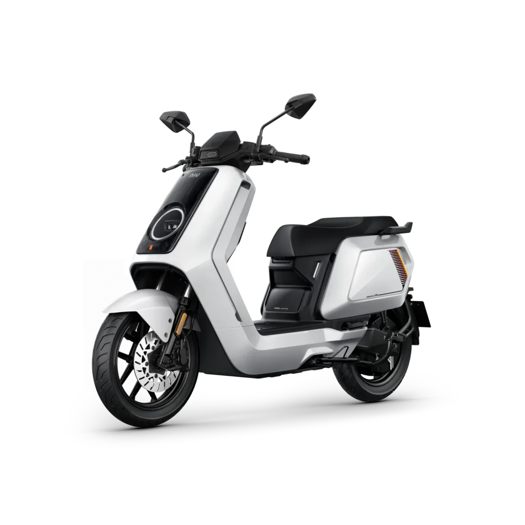 Witte elektrische scooter met modern design, ronde koplamp en schijfrem, zijaanzicht