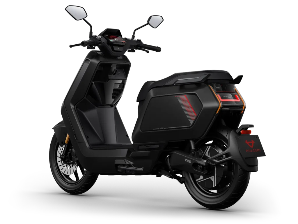 Zwarte elektrische scooter met modern, hoekig design en LED-achterlichten op zwarte achtergrond.