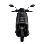 Vooraanzicht van een zwarte elektrische NIU-scooter met ronde LED-koplamp.