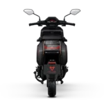 Achteraanzicht van een zwarte elektrische scooter met spiegels en rood achterlicht op een zwarte achtergrond.