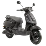 Zwarte retro-stijl scooter met LED-koplamp, drie-kwart zijaanzicht, op witte achtergrond