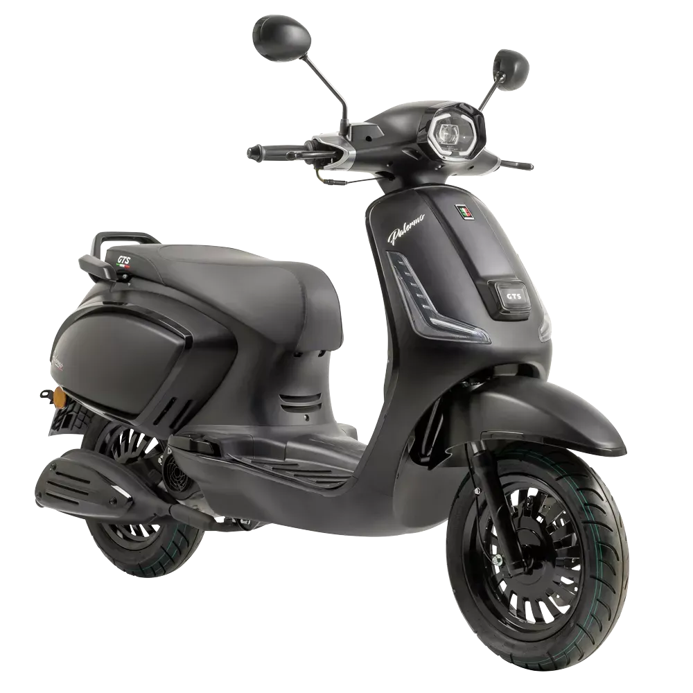 Zwarte retro-stijl scooter met LED-koplamp, drie-kwart zijaanzicht, op witte achtergrond