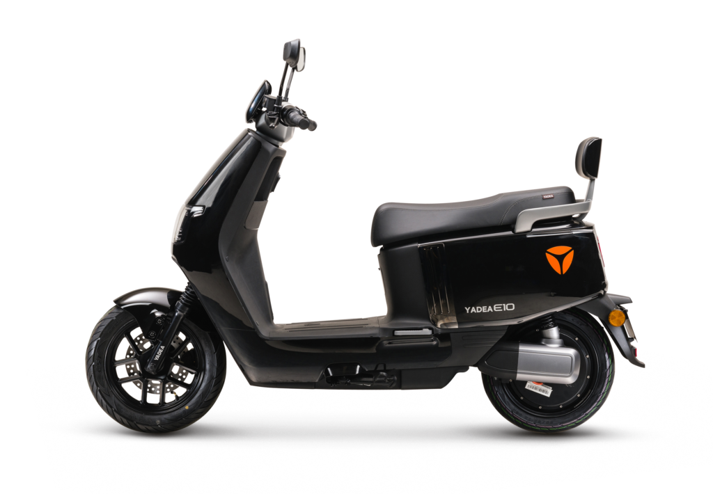 Zwarte elektrische scooter in zijaanzicht, modern design met twee spiegels en schijfrem voor.