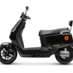 Zwarte elektrische scooter in zijaanzicht, modern design met twee spiegels en schijfrem voor.