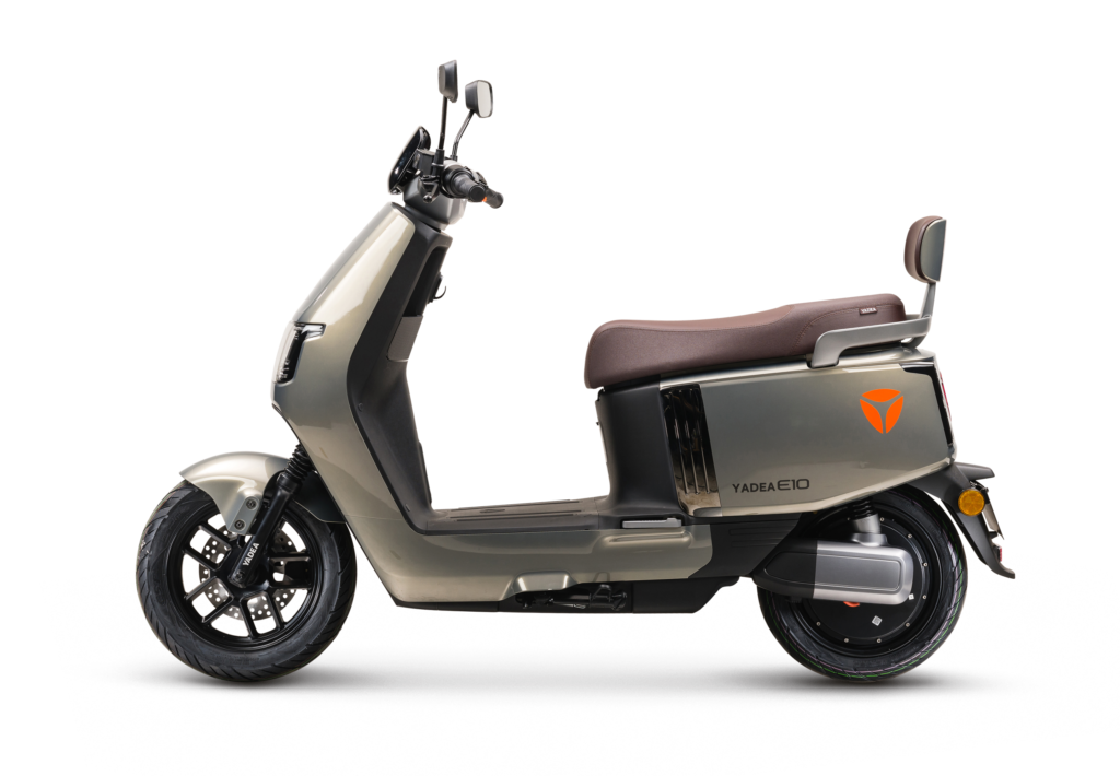 Moderne elektrische scooter Yadea E10 in zijaanzicht, beige met bruin zadel op witte achtergrond