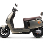 Moderne elektrische scooter Yadea E10 in zijaanzicht, beige met bruin zadel op witte achtergrond