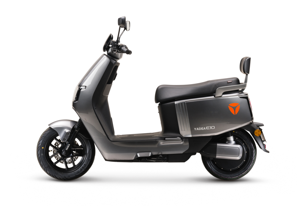 Grijze Yadea E10 elektrische scooter, zijaanzicht op zwarte achtergrond.