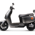 Grijze Yadea E10 elektrische scooter, zijaanzicht op zwarte achtergrond.