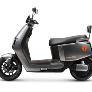 Grijze Yadea E10 elektrische scooter, zijaanzicht op zwarte achtergrond.