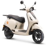 Crèmekleurige elektrische scooter met ronde spiegels en zwart zadel, schuin van voren gezien.