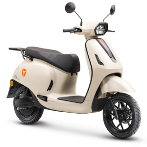 Crèmekleurige elektrische scooter met ronde spiegels en zwart zadel, schuin van voren gezien.
