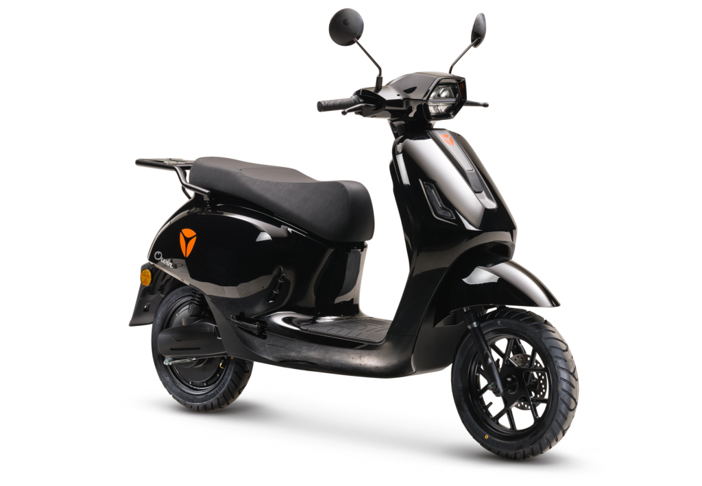 Zwarte elektrische scooter in driekwart zijaanzicht op een witte achtergrond.