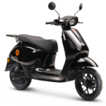 Zwarte elektrische scooter in driekwart zijaanzicht op een witte achtergrond.