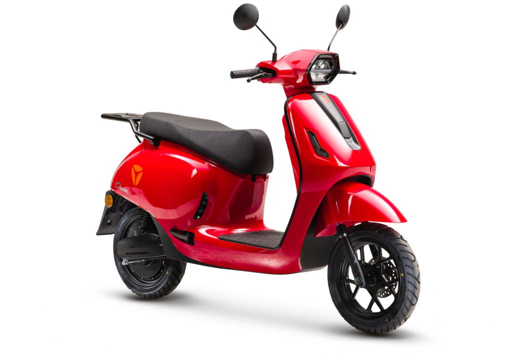 Rode elektrische scooter met modern design, vrijstaand op witte achtergrond.