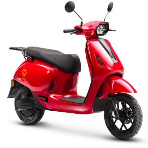 Rode elektrische scooter met modern design, vrijstaand op witte achtergrond.