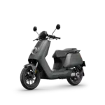 Matgrijze elektrische scooter met ronde LED-koplamp, zijaanzicht op witte achtergrond