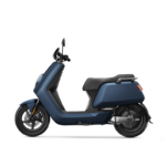 Blauwe elektrische scooter in zijaanzicht op een witte achtergrond.