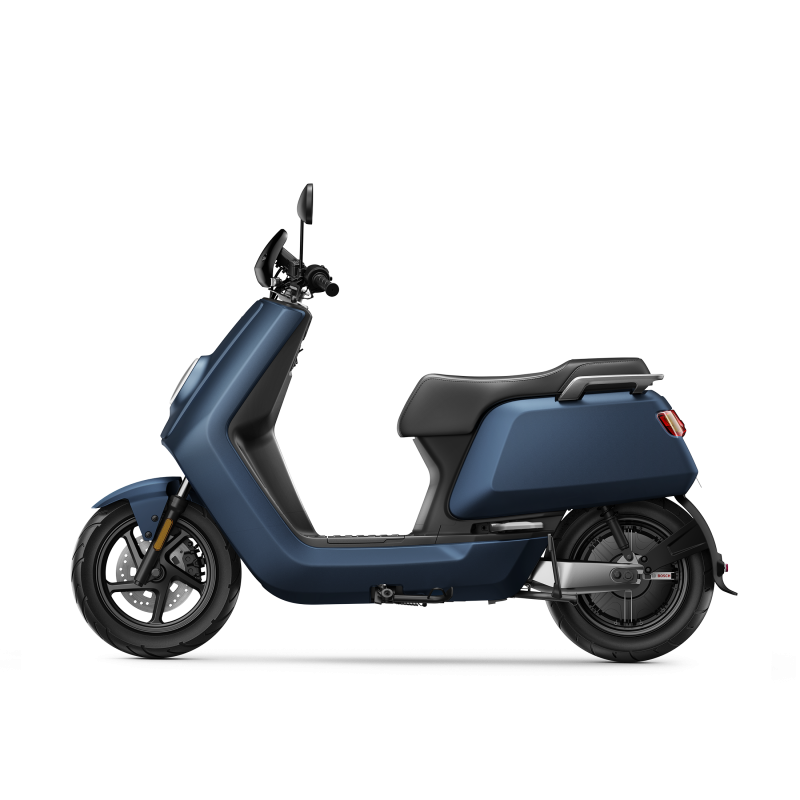 Blauwe elektrische scooter in zijaanzicht op een witte achtergrond.