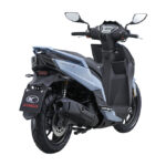 Lichtblauwe KYMCO-scooter gezien schuin van achteren, sportief ontwerp met spiegels.