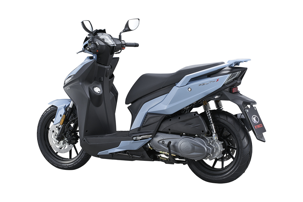 Lichtblauwe moderne scooter met zwarte accenten, gezien schuin van achteren op witte achtergrond.