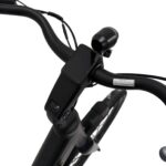 Stuur van een e-bike met geïntegreerd display en koplamp, op witte achtergrond.