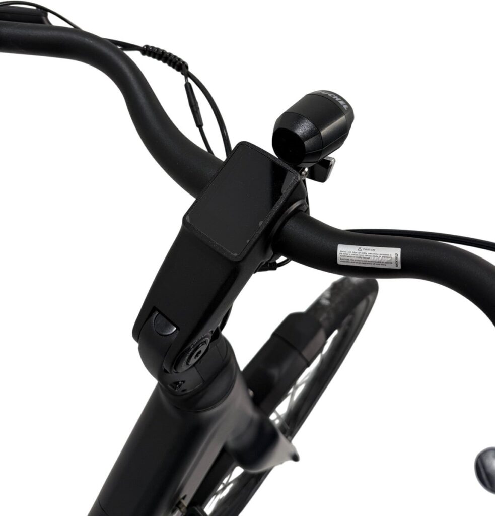 Stuur van een e-bike met geïntegreerd display en koplamp, op witte achtergrond.