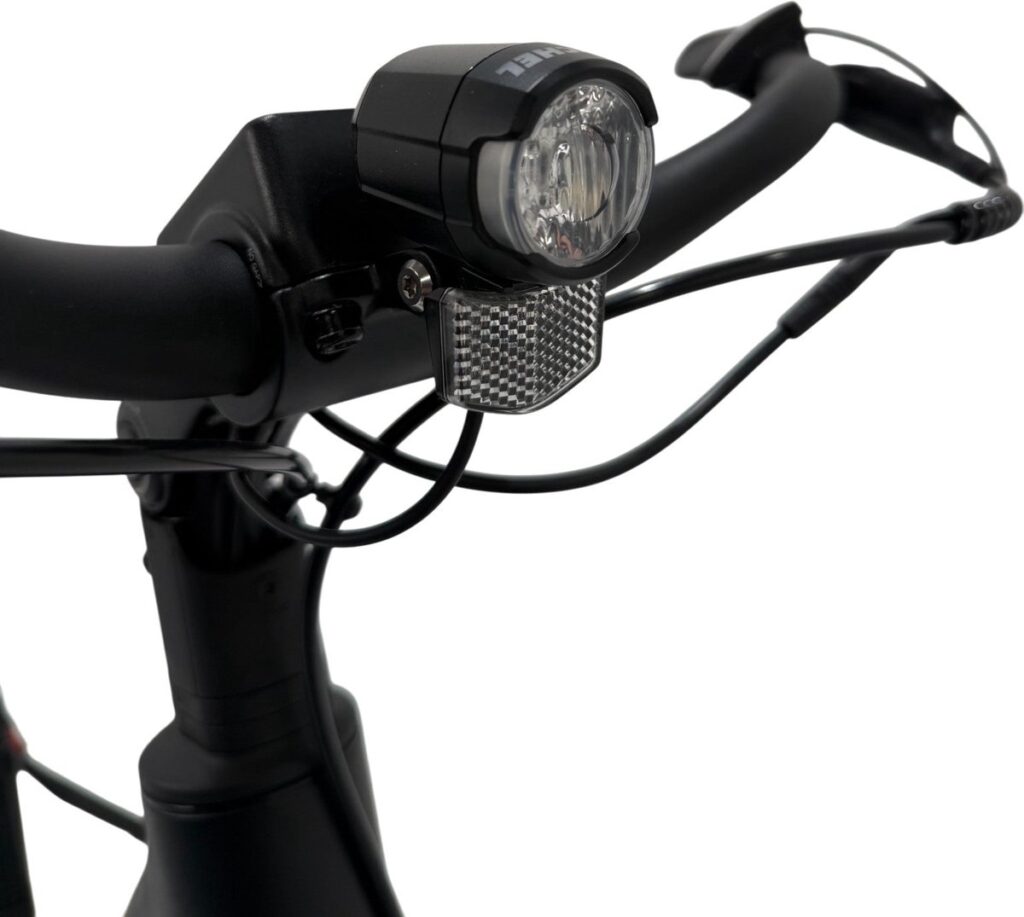 Close-up van een fietsstuur met voorlamp, reflector en kabels, in zwarte uitvoering.