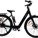 Zwarte e-bike met lage instap, riemaandrijving, schijfremmen, spatborden en achterdrager in zijaanzicht.