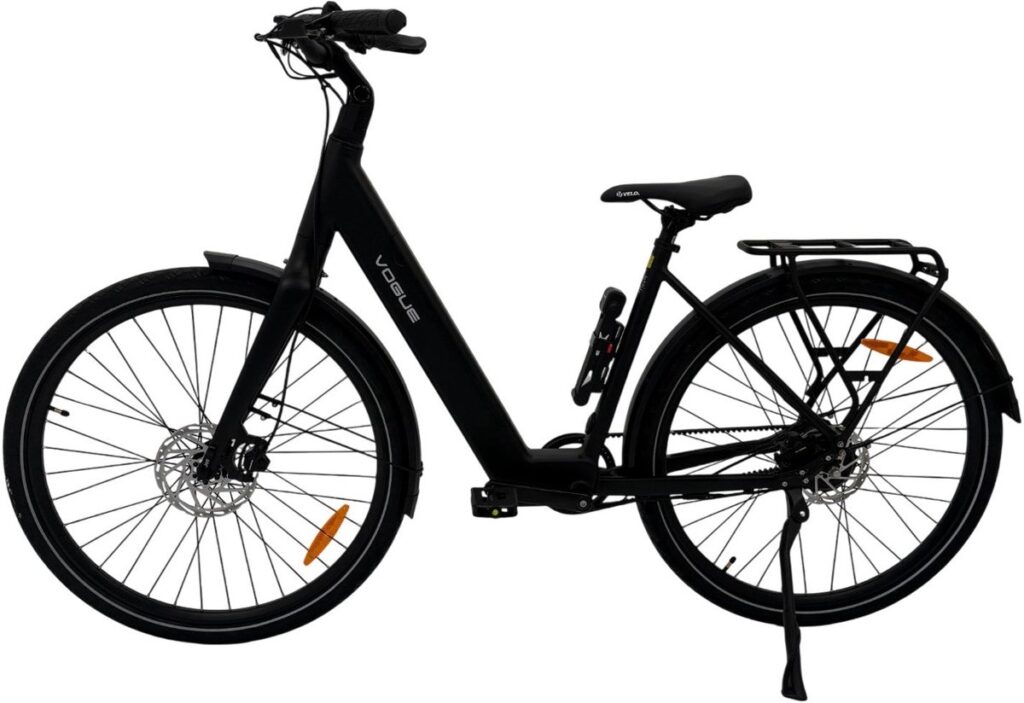 Zwarte elektrische stadsfiets met lage instap, schijfremmen, bagagedrager en zijstandaard