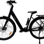 Zwarte elektrische stadsfiets met lage instap, schijfremmen, bagagedrager en zijstandaard