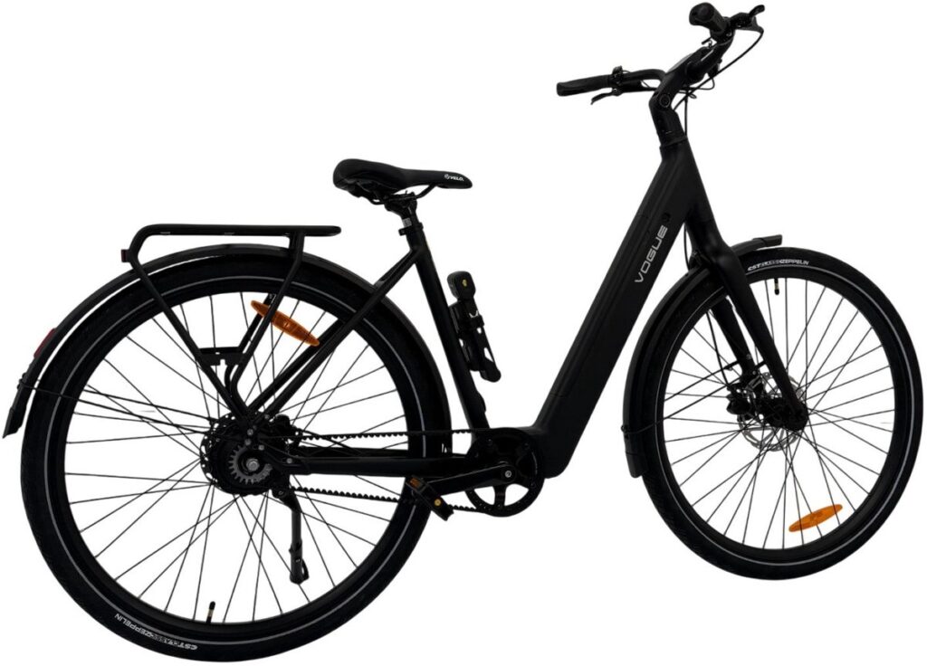 Zwarte elektrische stadsfiets met lage instap, bagagedrager, spatborden en riemaandrijving.