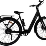 Zwarte elektrische stadsfiets met lage instap, bagagedrager, spatborden en riemaandrijving.