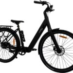 Zwarte elektrische stadsfiets met lage instap, voor schijfrem en achterdrager.