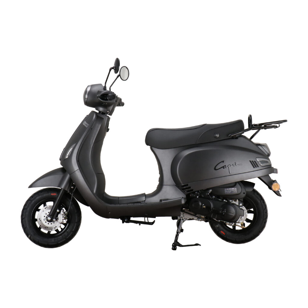 Mat zwarte retro-scooter in zijaanzicht op witte achtergrond, op standaard.