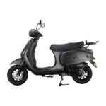 Mat zwarte retro-scooter in zijaanzicht op witte achtergrond, op standaard.