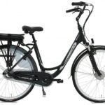 Zwarte elektrische stadsfiets met lage instap en accu op bagagedrager, zijaanzicht op witte achtergrond.