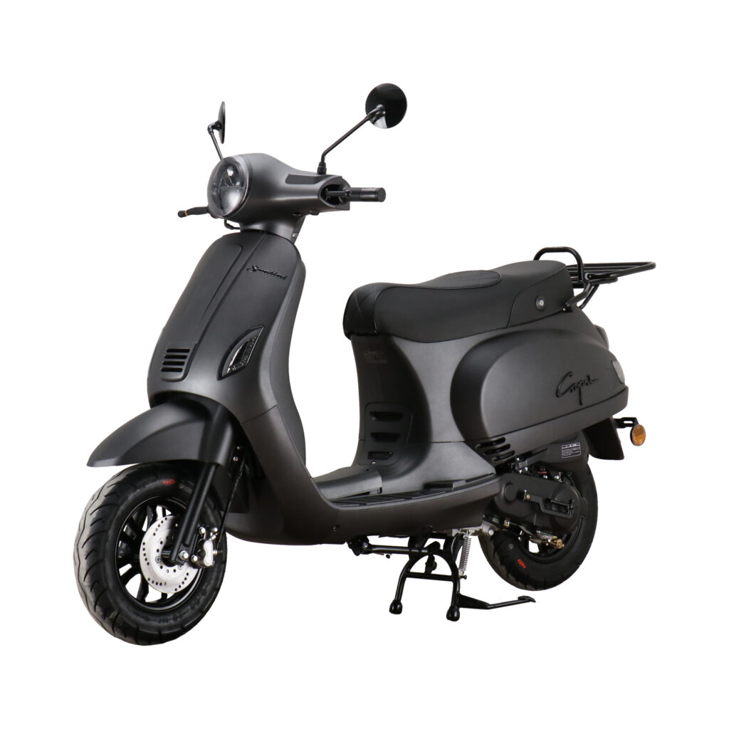 Matzwarte retro-scooter op middenstandaard, met ronde koplamp, spiegels en achterdrager, studio-opname.