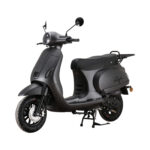 Matzwarte retro-scooter op middenstandaard, met ronde koplamp, spiegels en achterdrager, studio-opname.