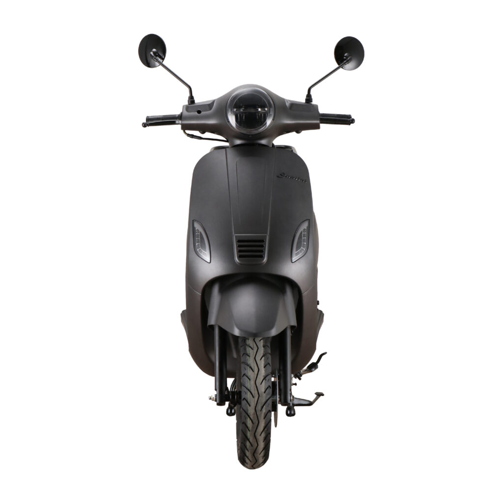 Matzwarte moderne scooter recht van voren, met ronde koplamp, spiegels en profielband.