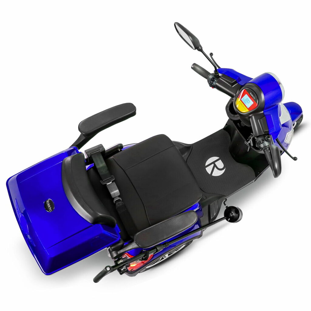 Bovenaanzicht van een blauwe scootmobiel met armleuningen, dashboard en achterkoffer.