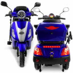 Voor- en achteraanzicht van een blauwe elektrische driewielscootmobiel met topkoffer, spiegels en LED-verlichting.
